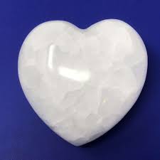 heart white calcite kristalia angela quattrocchi cristalloterapia aromaterapia oli essenziali persone efficaci kabbalah benessere terapie olistiche 